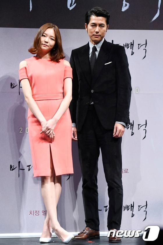 본문 이미지 - 배우 이솜과 정우성(오른쪽)이 2일 오전 서울 압구정CGV에서 열린 영화 "마당뺑덕"(감독 임필성) 제작보고회에 참석해 포즈를 취하고 있다. "마당뺑덕"은 고전 "심청전"을 뒤집은 파격적인 설정과 두 남녀의 지독한 사랑을 그려낸 치정 멜로다. 정우성, 이솜, 박소영, 김희원, 박소담 등이 출연하며 10월 개봉한다. ⓒ News1 김진환 기자