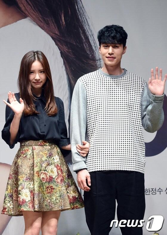 본문 이미지 - 배우 신세경, 이동욱(오른쪽)이 2일 오후 서울 역삼동 라움에서 열린 KBS2 수목드라마 "아이언맨‘ 제작발표회에 참석해 포즈를 취하고 있다. ⓒ News1