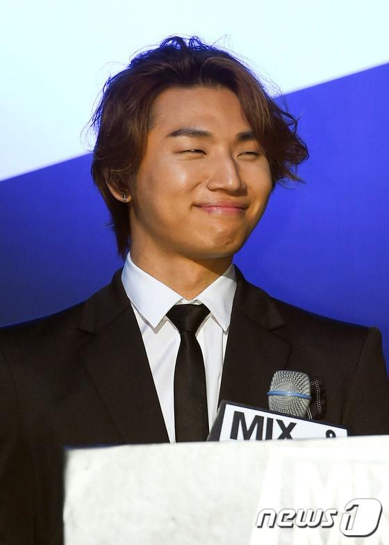 본문 이미지 - 빅뱅의 대성이 2일 오후 서울 여의도 콘래드 서울에서 열린 엠넷 프로그램 &#39;믹스앤매치&#40;Mix & Match&#41;&#39; 제작발표회에 참석해 환하게 웃고 있다. &#39;믹스앤매치&#40;Mix & Match&#41;&#39;는 WIN B팀 멤버와 치열한 오디션 경쟁을 뚫고 합류한 새로운 연습생 3명을 포함한 총 9명이 YG의 새 보이 그룹이 되기 위해 치열한 배틀을 펼치는 프로그램이다. 이달 중 Mnet과 포털사이트 네이버를 통해 동시 방송될 예정이다. ⓒ News1 김진환 기자