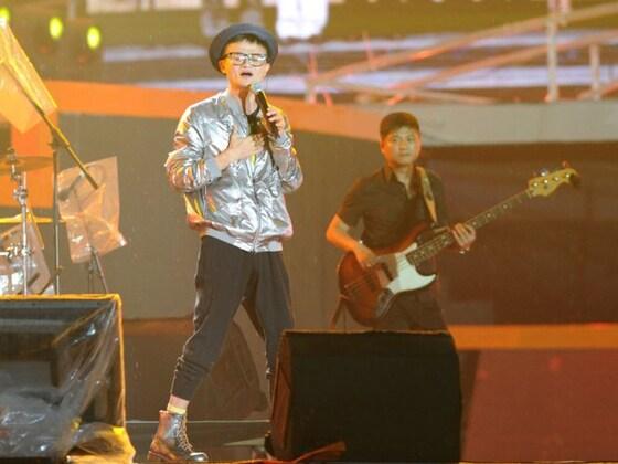 본문 이미지 - 2013년 그룹 행사에서 록스타 같은 의상을 입고 노래를 부르로 있는 알리바바의 창업자인 마윈(馬雲, 50) 회장 ⓒ AFP=News1