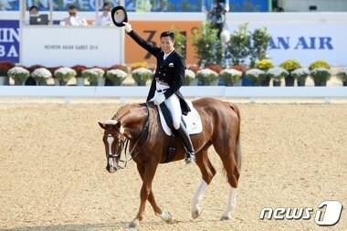 본문 이미지 - 2014 인천아시아경기대회 승마 마장마술 단체전에 출전한 김승연 한화그룹 회장 셋째 아들 김동선씨.  뉴스1 ⓒ News1 정회성 기자
