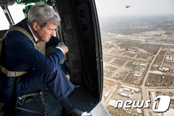 본문 이미지 - 존 케리 미국 국무장관이 지난 10일(현지시간) 중동지역 순방에서 헬기에 탑승해 이라크 수도 바그다드를 내려다보고 있다. ⓒ 로이터=뉴스1