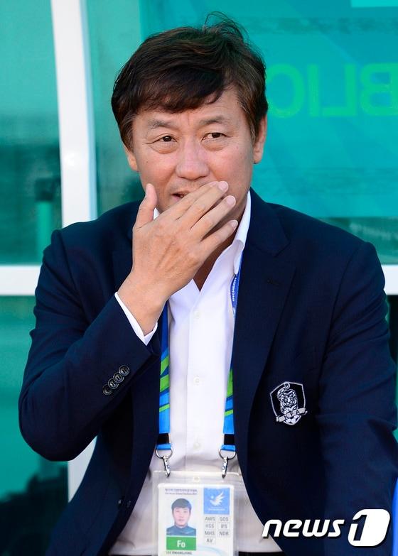 본문 이미지 - 이광종 한국 축구국가대표팀 감독이 21일 경기도 화성종합경기타운에서 열린 2014 인천 아시안게임 남자축구 예선 A조 한국과 라오스의 경기에 앞서 그라운드를 바라보고 있다. ⓒ News1 박지혜 기자