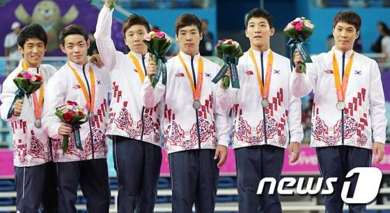 본문 이미지 - 21일 오후 인천 남동체육관에서 열린 2014 인천아시안게임 남자 기계체조 단체전 시상식에서 양학선(왼쪽부터), 박민수, 신동현, 김희훈, 이혁중, 이상욱 선수가 은메달을 목에 걸고 기념촬영을 하고 있다. ⓒ News1 오대일 기자