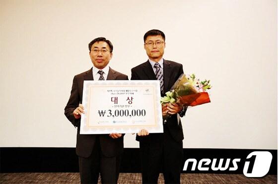 본문 이미지 - ⓒ News1 제5회 Best of CHAMP Day 시상식에서 동국실업 손동일 부장(오른쪽)이 고용노동부 장관상을 받고 기념촬영을 하고 있다.