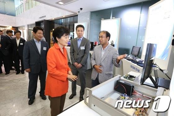 본문 이미지 - 박근혜 대통령이 지난달 15일 대구 창조경제혁신센터 확대 출범식에 참석한 뒤 센터 내 기업 전시 부스를 둘러보고 있다. (대구시 제공) ⓒ News1 2014.09.22/뉴스1 ⓒ News1