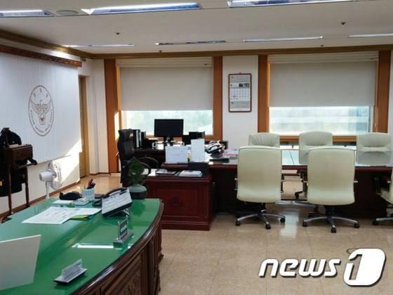 본문 이미지 - 22일 강신명 청장이 공개한 경찰청장 집무실. (강신명 페이스북) ⓒ News1
