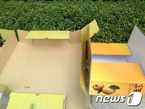 본문 이미지 - 약한 재질로 인해 택배로 배달된 배가 상할 위험이 크다는 지적을 받고 있는 의정부 송산배 박스 신형(좌). 구형(우) 박스와 비교해 종이의 두께도 얇다. ⓒ News1 2014.09.23/뉴스1 ⓒ News1