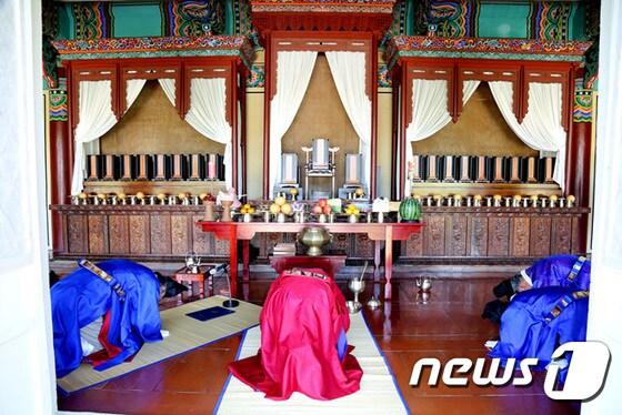 본문 이미지 - 21일 오전 충익사 사당에서 열린 곽재우 장군 탄신 462주년 다례제 모습. <의령군 제공>ⓒ News1