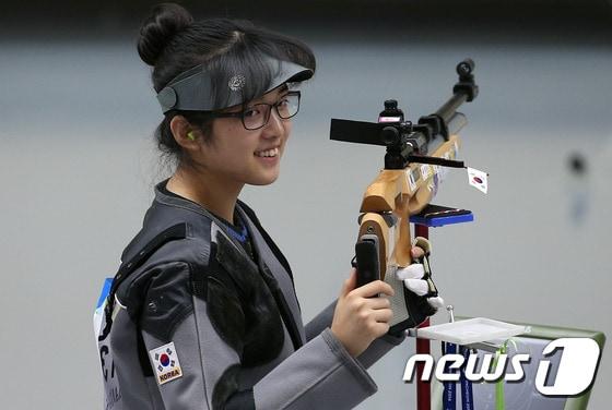 본문 이미지 - 여자사격 김설아가 22일 오전 인천 옥련국제사격장에서 2014 인천 아시안게임 여자 10m 공기소총 개인전 결승전에서 선수소개에 미소로 인사하고 있다. ⓒ News1 허경 기자