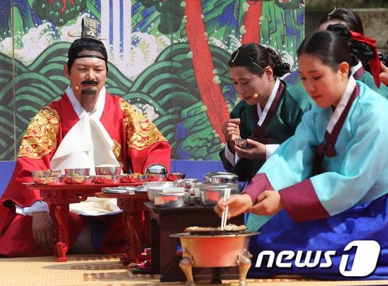 본문 이미지 - 서울 종로구 창덕궁 낙선재에서 열린 '2014 조선시대 궁중음식전' 행사에서 연기자들이 조선 고종황제가 수라상을 받는 궁중수라진어를 재현하고 있다. ⓒ News1 송원영 기자