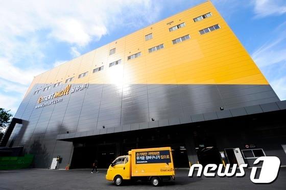 본문 이미지 - 23일 찾은 경기도 용인시 기흥구 보정동 소재 이마트몰 온라인 전용 물류센터인 &acute;보정센터&acute; 전경. 하루 최대 1만건을 배송할 수 있는 설비를 갖추고 지난 6월부터 가동을 시작했다.ⓒ News1