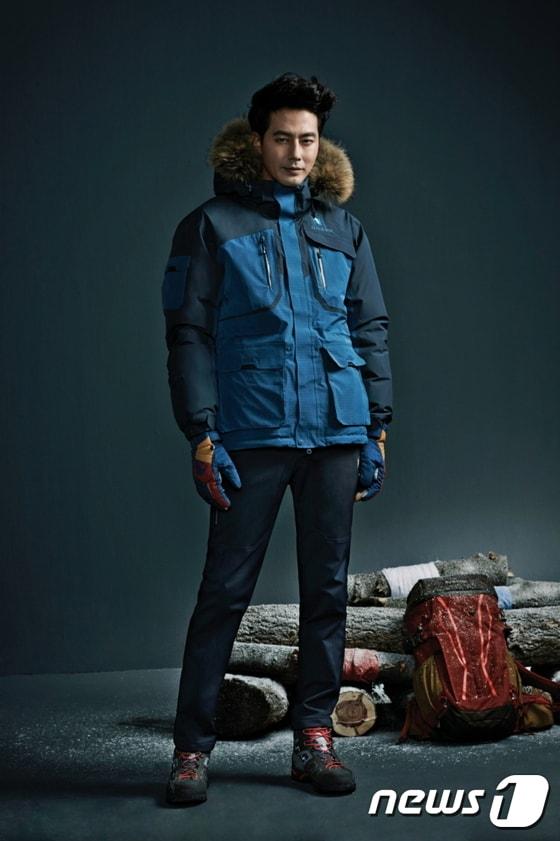 본문 이미지 - 블랙야크가 23일 배우 조인성씨를 모델로 한 2014 가을·겨울 신상품 화보를 공개했다.(사진제공=블랙야크) ⓒ News1