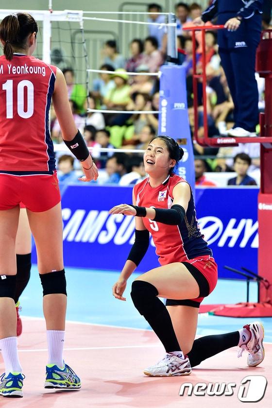 본문 이미지 - 2014년 9월 23일 인천 동구 송림체육관에서 열린 '2014 아시안게임' 배구 여자 A조 예선 태국과의 경기에서 리시브에 실패한 뒤 김연경(왼쪽)에게 아쉬운 표정을 짓고 있는 이다영. ⓒ News1 DB