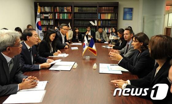 본문 이미지 - 박원순 서울시장은 23일(현지시간) 뉴욕에서 안 이달고 UCLG 부회장 겸 파리 시장을 만나 면담했다. ⓒ News1