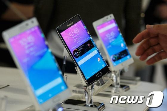 본문 이미지 - 갤럭시 노트 엣지. 2014.9.24/뉴스1 ⓒ News1 유승관 기자