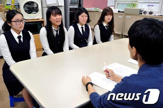 본문 이미지 - 대구 경북사대부고 3학년 여학생들이 교사와 대학 모의면접을 하고 있다./뉴스1 ⓒ News1 정훈진 기자