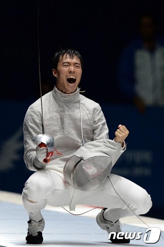 본문 이미지 - 원우영이 24일 오후 경기 고양시 일산서구 대회동 고양실내체육관에서 열린 2014 인천아시아경기대회 펜싱 남자 사브르 단체 결승전에서 이란을 꺾고 우승한 뒤 기뻐하고 있다. ⓒ News1 정회성 기자