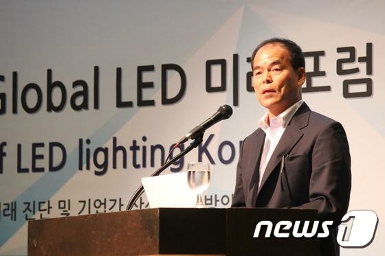 본문 이미지 - 청색 발광다이오드(LED)를 개발하면서 "청색 LED의 아버지"로 불리는 나카무라 슈지 미국 샌타바버라대 교수가 제 1회 글로벌 LED 미래 포럼에서 강연을 하고 있다. 2014.09.25/뉴스1 ⓒ News1 서송희 기자