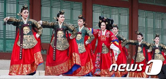 본문 이미지 - 태평무 공연./뉴스1 ⓒ News1 유승관 기자
