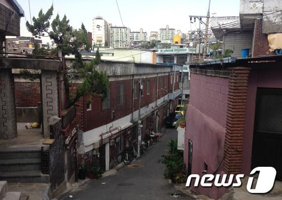 본문 이미지 - 25일 가리봉동의 좁은 골목 양쪽으로 '벌집촌'이라 불리는 다세대주택들이 빼곡히 들어서 있다. /사진=최동순 기자 ⓒ News1