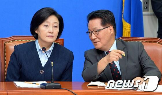 본문 이미지 - 박영선 새정치민주연합 원내대표와 박지원 비대위원이 26일 오전 서울 여의도 국회 당대표회의실에서 열린 비대위원회의에서 대화를 하고 있다. 2014.9.26/뉴스1 ⓒ News1 박세연 기자