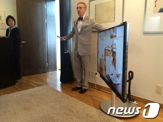 본문 이미지 - 스튜어트 톨리데이 뱅앤올룹슨 브랜드 대사가 26일 서울 성북동 덴마크데사관저에서 열린 베오비전 아방트 국내 출시 행사에서 제품에 대해 설명하고 있다.2014.09.26/뉴스1 ⓒ News1 