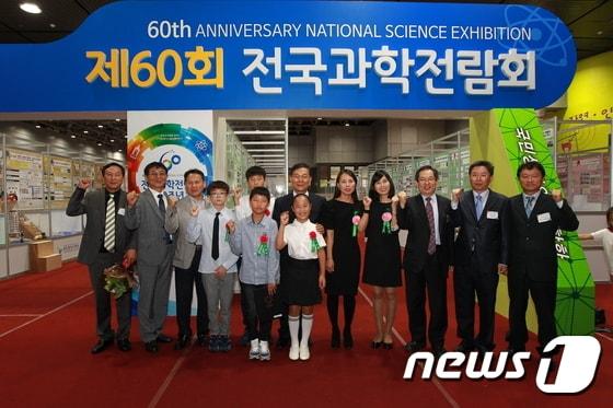 본문 이미지 - 장만채 전남도교육감(가운데)이 제60회 전국과학전람회수상역대수상자들과 기념촬영하고 있는 모습./사진제공=전남도교육청ⓒ News1