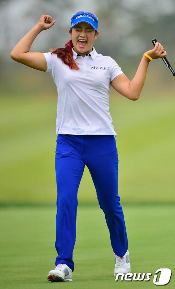 본문 이미지 - 28일 오후 인천 드림파크 골프장에서 열린 2014 아시안게임 골프 여자 단체·개인 결승전에서 금메달을 획득한 한국 박결 선수가 환호성을 지르고 있다. 2014.9.28/뉴스1 2014.09.28/뉴스1 ⓒ News1 송은석 기자