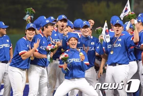본문 이미지 - 28일 오후 문학야구장에서 열린 2014 아시안게임 야구 한국과 대만의 결승전 경기에서 한국이 6대3 승리를 거두며 금메달을 획득, 시상식을 마친 선수들이 취재진을 향해 환호하고 있다. 2014.9.28/뉴스1 ⓒ News1 이동원 기자