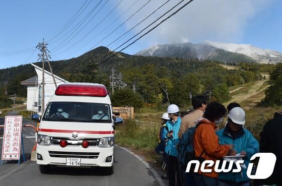 본문 이미지 - 일본 자위대원과 경찰, 소방관으로 구성된 구조팀이 29일 온타케 화산에서의 구조작업을 재개하고 있다.ⓒ AFP=뉴스1