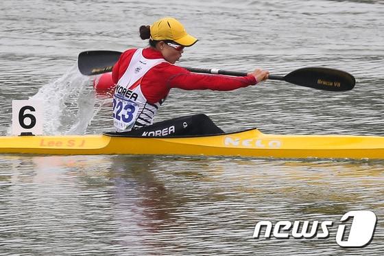 본문 이미지 - 폭이 좁은 배를 타고 양쪽에 노가 모두 달린 사용하는 카약 .ⓒ News1 유승관 기자