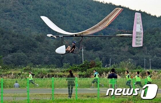 본문 이미지 - 울산대학교 기계공학부 항공우주공학전공 소속 학술동아리 UOU ARG 팀이 26일 전남 고흥 한국항공우주연구원 항공우주센터 활주로에서 인간동력항공기 경연을 벌이고 있다. /울산대학교 제공 ⓒ News1