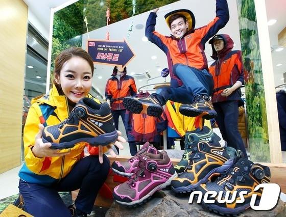 본문 이미지 - 아웃도어 브랜드 K2 모델들이 지난 3일 성수동 K2 본점에서 에너지 무브먼트 셀(Energy Movement-Cell)을 적용한 신제품 트레킹화 'EM 뮤토'를 선보이고 있다. 사진제공=K2 ⓒ News1