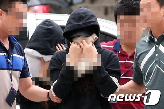 본문 이미지 - 법원은 음담패설 영상을 빌미로 배우 이병헌에게 50억원을 요구 협박한 혐의로 기소된 걸그룹 글램의 다희와 모델 출신 이모씨에게 15일 실형을 선고했다. /뉴스1 ⓒ News1