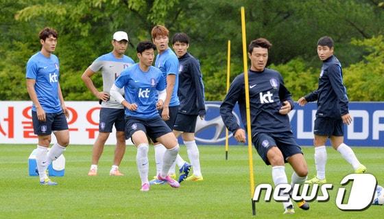 본문 이미지 - A축구 국가대표팀이 3일 오후 경기도 파주 국가대표트레이닝센터(NFC)에서 훈련을 하고 있다. 신태용 코치가 이끄는 대표팀은 이청용을 중앙으로 배치하는 승부수를 던졌다. ⓒ News1 이동원 기자