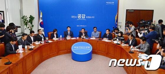 본문 이미지 - 문희상 새정치민주연합 비대위원장과 원혜영 정치혁신실천위원회 위원장이 30일 오전 서울 여의도 당대표회의실에서 열린 정치혁신위 첫 회의에서 모두발언을 하고 있다. 2014.9.30/뉴스1 ⓒ News1 박세연 기자