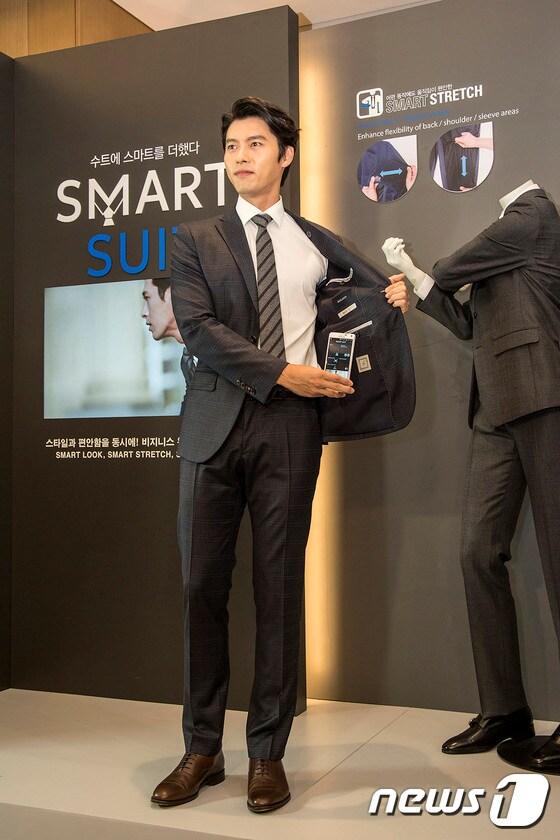 본문 이미지 - 남성복 브랜드 로가디스가 30일 스마트 기능이 한 단계 진화된 &acute;스마트 수트 2.0&acute;을 출시했다. (사진제공=제일모직) ⓒ News1