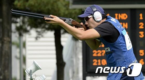본문 이미지 - 30일 오전 경기 화성시 경기도종합사격장에서 열린 2014 인천아시안게임 사격 남자 스키트 본선에서 한국 황정수가 5라운드에서 퍼펙트 스코어(25점)을 기록하고 있다. ⓒ News1 안은나 기자