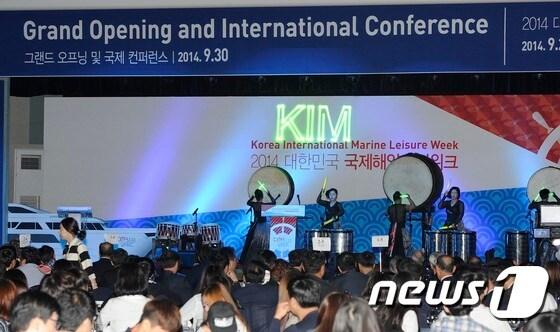 본문 이미지 - ‘대한민국 국제해양레저위크(KIMA WEEK)’가 30일 오전 11시 부산벡스코에서 개막했다. 개막식에 앞서 북 공연을 하고 있다. 2014.9.30 ⓒ News1 김완식 기자