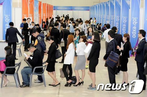 본문 이미지 - '2014 대구·경북 강소기업·청년 채용박람회'가 지난달 30일 대구 북구 엑스코에서 개최돼 입사지원자들이 길게 줄을 서서 면접을 기다리고 있다. (이 사진은 기사내용과 무관합니다) ⓒ News1 정훈진 기자