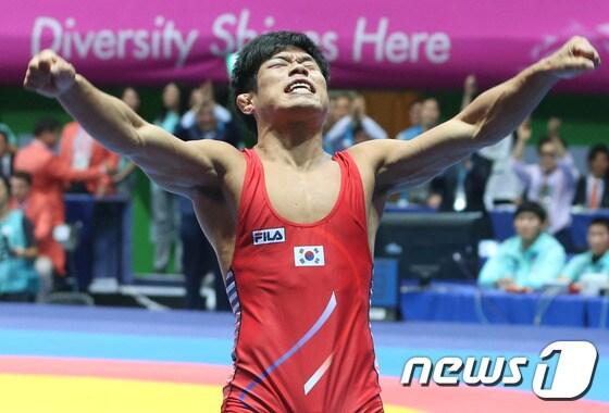 본문 이미지 - 한국 정지현 선수가 30일 오후 인천 도원체육관에서 열린 '2014 인천 아시안게임' 레슬링 그레코로만형 71kg급 결승전에서 우즈베키스탄의 투르디에프를 이기고 환호하고 있다. 정 선수는 이날 경기에서 우즈벡 투리디에프 선수를 테크니컬 폴로 이겨 금메달을 획득했다. 2014.9.30/뉴스1 ⓒ News1 송원영 기자