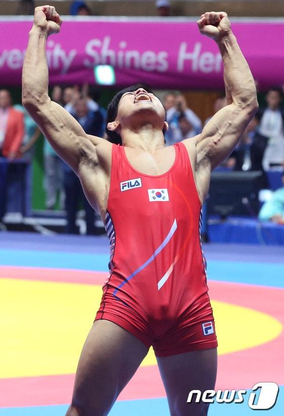 본문 이미지 - 한국 정지현 선수가 30일 오후 인천 도원체육관에서 열린 '2014 인천 아시안게임' 레슬링 그레코로만형 71kg급 결승전에서 우즈베키스탄의 투르디에프를 이기고 환호하고 있다. 정 선수는 이날 경기에서 우즈벡 투리디에프 선수를 테크니컬 폴로 이겨 금메달을 획득했다. 2014.9.30/뉴스1 2014.09.30/뉴스1 ⓒ News1 송원영 기자