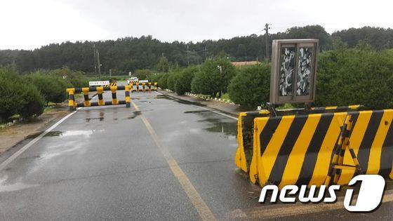 본문 이미지 - 하사관 2명이 훈련중 숨진 충북 증평의 13공수특전여단 예하부대 전경. 사고 발생이후 이 부대는 민간인 출입을 철저히 통제하는 등 적막감이 감돌고 있다. ⓒ News1