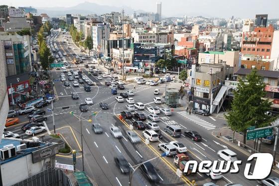 본문 이미지 - 서울시가 약수고가도로 철거공사를 완료한 지난 4일 통행이 재개된 약수역 사거리에 차량들이 운행하고 있다. ⓒ뉴스1