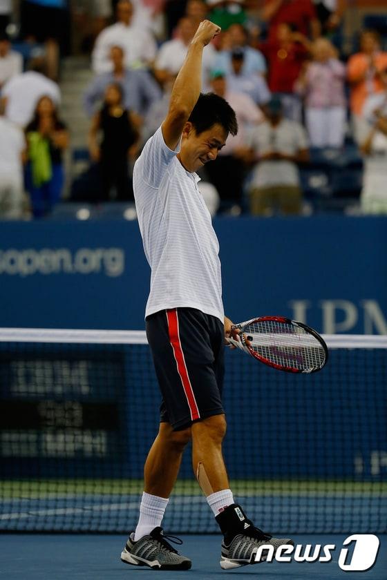 본문 이미지 - 일본 테니스의 간판스타 니시코리 게이(세계랭킹 11위)가 일(한국시간) 미국 뉴욕주 플러싱 메도의 빌리진 킹 내셔널 테니스센터에서 열린 US 오픈 테니스대회 남자단식 8강에서 스위스의 스탄 바빙카(세계랭킹 4위)를 3-2(3-6 7-5 7-6 6-7 6-4)로 꺾고 환호하고 있다.ⓒ AFP=News1