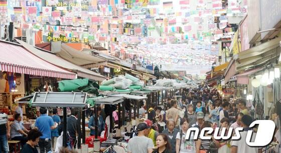 본문 이미지 - 4일 오후 서울 중구 남대문시장이 추석대목을 맞아 인파로 북적이고 있다. 2014.9.4/뉴스1 2014.09.04/뉴스1 ⓒ News1 민경석 기자