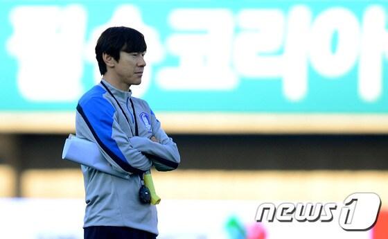 본문 이미지 - 슈틸리케 한국 축구대표팀 감독을 보좌할 내국인 코칭스태프로 신태용, 박건하, 김봉수 코치가 확정됐다. 사진은 신태용 코치의 모습. ⓒ News1