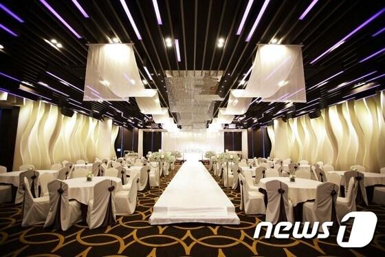 본문 이미지 - 울산MBC컨벤션이 웨딩홀 '펠리시타'를 비롯해 예식 피로연, 돌잔치, 일반행사 진행 등 다용도로 활용이 가능한 대연회장 리뉴얼 공사를 끝내고 새롭게 문을 연다. 사진은 펠리시타홀 모습.(울산웨딩연합회 제공)ⓒ News1