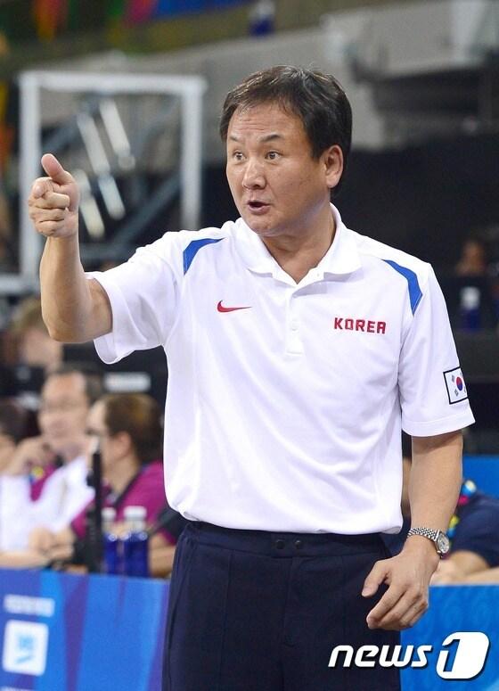 본문 이미지 - 남자 농구 대표팀 유재학 감독 ⓒ News1 